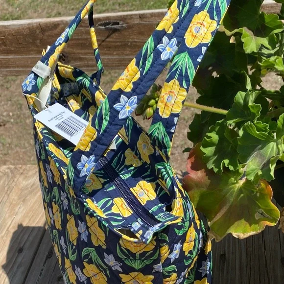 NWT VERA BRADLEY Sm. Original Zip Tote Inside/outside zip pockets. Zip closure - Picture 6 of 8